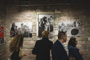 Devedesete: od nepristajanja do otpora, izložba, 1. septembar 2025, Budva