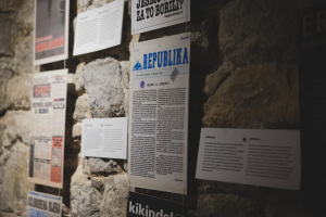 Devedesete: od nepristajanja do otpora, izložba, 1. septembar 2025, Budva