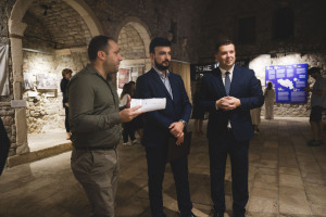 Devedesete: od nepristajanja do otpora, izložba, 1. septembar 2025, Budva