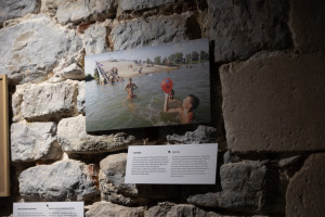 Devedesete: od nepristajanja do otpora, izložba, 1. septembar 2025, Budva