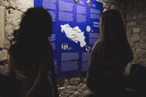 Devedesete: od nepristajanja do otpora, izložba, 1. septembar 2025, Budva