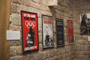 Devedesete: od nepristajanja do otpora, izložba, 1. septembar 2025, Budva